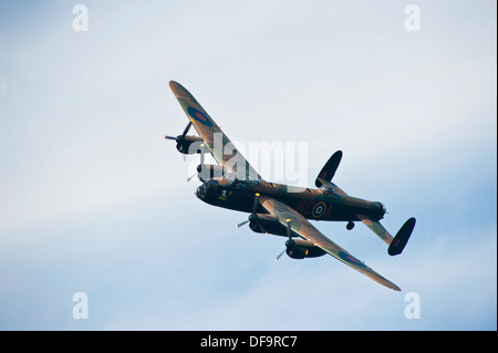 Avro Lancaster Bomber PA474 von der RAF Battle of Britain Memorial Flight in der Luft auf der Dawlish Air Show, August 2013 Stockfoto