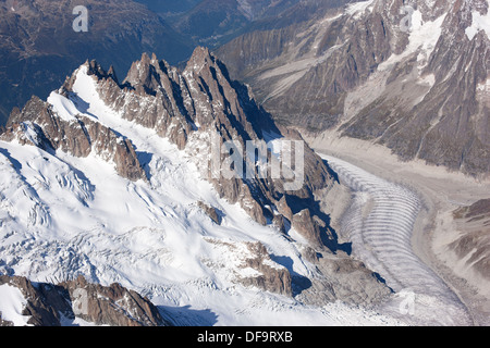 LUFTAUFNAHME. Plan-, Blaitière- und Grépon-Gipfel mit Vallée Blanche (links unten) und Mer de Glace (rechts unten). Chamonix Mont-Blanc, Frankreich. Stockfoto