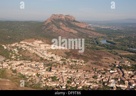 LUFTAUFNAHME. Die Stadt Roquebrune-sur-Argens mit Rocher de Roquebrune (Höhe: 373m) in der Ferne. Var, Französische Riviera, Frankreich. Stockfoto