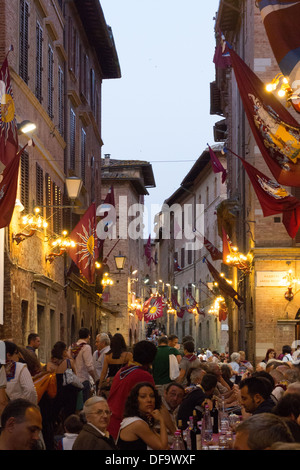 "Torre" (Turm) Contrada (Bezirk) Mahlzeit nach der allgemeinen Palio Verhandlung, am Vorabend der Palio, Siena, Toskana, Italien. Stockfoto