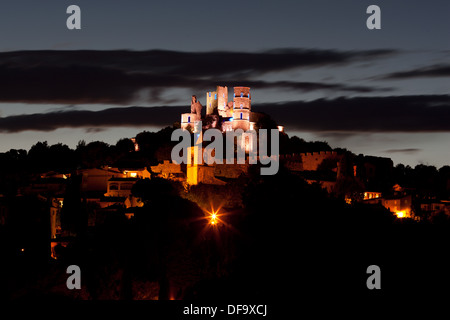 Zeitbelichtung einer thronenden mittelalterlichen Burg in der Dämmerung. Schloss Grimaud, Var, Französische Riviera, Provence, Frankreich. Stockfoto