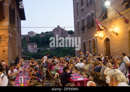 "Torre" (Turm) Contrada (Bezirk) Mahlzeit nach der allgemeinen Palio Verhandlung, am Vorabend der Palio, Siena, Toskana, Italien Stockfoto