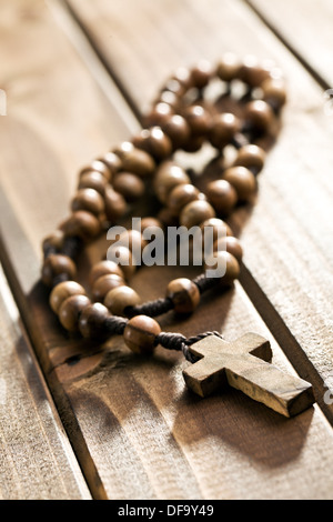 Rosenkranz auf hölzernen Hintergrund liegend Stockfoto