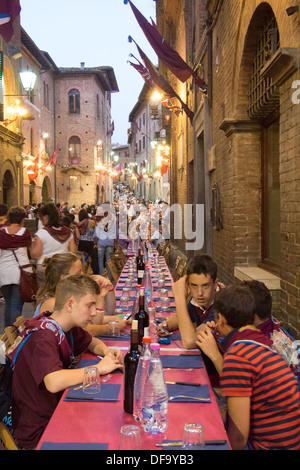 "Torre" (Turm) Contrada (Bezirk) Mahlzeit nach der allgemeinen Palio Verhandlung, am Vorabend der Palio, Siena, Toskana, Italien. Stockfoto