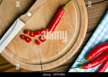 Draufsicht der gehackte Chilischote auf Schneidebrett Stockfoto