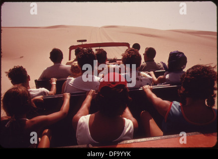 TOURISTEN IN DUNE BUGGY FAHRT ÜBER WANDERDÜNEN IM SILVER LAKE STATE PARK, 8 MEILEN SÜDWESTLICH VON HART 551969 Stockfoto