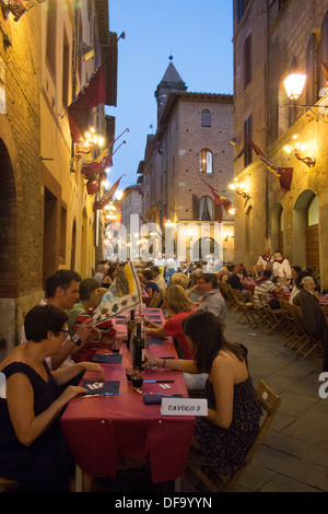 "Torre" (Turm) Contrada (Bezirk) Mahlzeit nach der allgemeinen Palio Verhandlung, am Vorabend der Palio, Siena, Toskana, Italien. Stockfoto