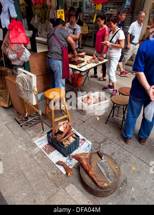 Sheung Wan ist die Heimat von Läden, getrockneten Fisch, Meeresfrüchte und Fleisch kuriert. Stockfoto