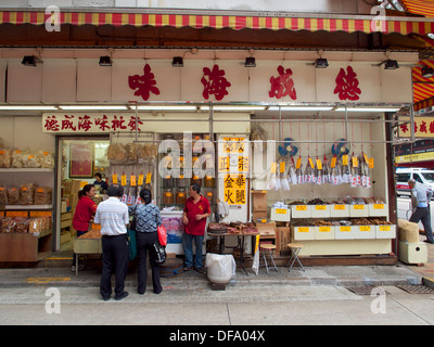 Sheung Wan ist Heimat von Läden, die getrocknet, ausgehärteten Fisch, Meeresfrüchten und Fleisch. Stockfoto