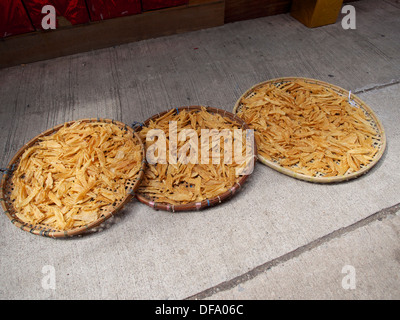 Sheung Wan ist Heimat von Läden, die getrocknet, ausgehärteten Fisch, Meeresfrüchten und Fleisch. Stockfoto