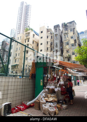 Sheung Wan ist die Heimat von Läden, getrockneten Fisch, Meeresfrüchte und Fleisch kuriert. Stockfoto