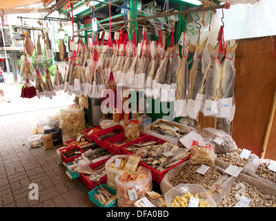 Sheung Wan ist Heimat von Läden, die getrocknet, ausgehärteten Fisch, Meeresfrüchten und Fleisch. Stockfoto