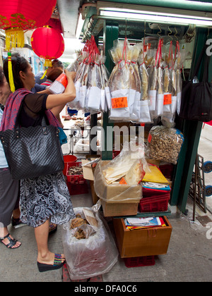 Sheung Wan ist Heimat von Läden, die getrocknet, ausgehärteten Fisch, Meeresfrüchten und Fleisch. Stockfoto