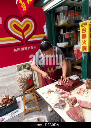 Sheung Wan ist die Heimat von Läden, getrockneten Fisch, Meeresfrüchte und Fleisch kuriert. Stockfoto