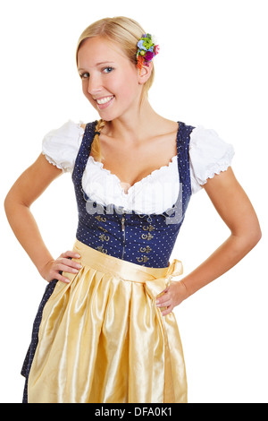 Glückliche junge bayerische Frau lächelnd in ein dirndl Stockfoto