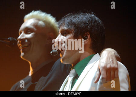 Farin Urlaub (l) und Bela B. von der deutschen Band "Die Ärzte" sind auf der Bühne in Trier am 14. November 2007. Stockfoto