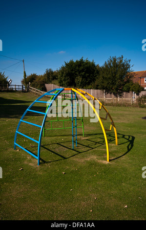Kinderspielplatz Metall Klettergerüst Stockfoto
