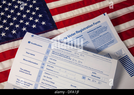 Stillleben, Nahaufnahme, staatliche Wähler Anmeldeformulare, US-Flagge, USA Stockfoto