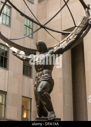 Antiken griechischen Titanen Atlas, der Himmel aus Bronze armillarsphäre Skulptur in Rockefeller Center, NYC, USA Stockfoto