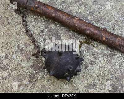 Nahaufnahme von Stachelkugel, Kette und Schaft der Streitwaffe Stockfoto