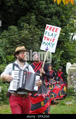 Die Brighton Kukeri (auch bekannt als Tipteers) führen Pferd spielen am Stanmer Park, während Apple Day, Brighton, East Sussex. Stockfoto