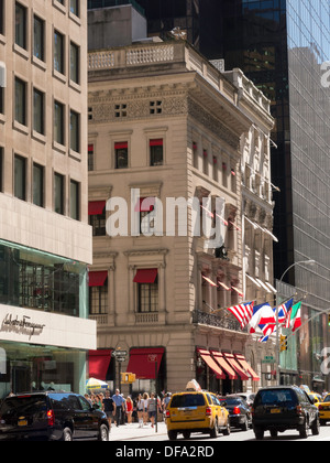 Salvatore Ferragamo und Cartier Juweliere Schaufenster auf der Fifth Avenue, New York Stockfoto