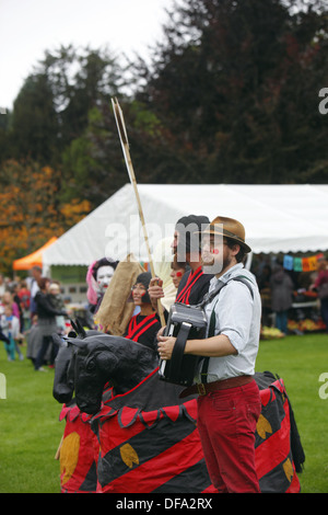 Die Brighton Kukeri (auch bekannt als Tipteers) führen Pferd spielen am Stanmer Park, während Apple Day, Brighton, East Sussex. Stockfoto