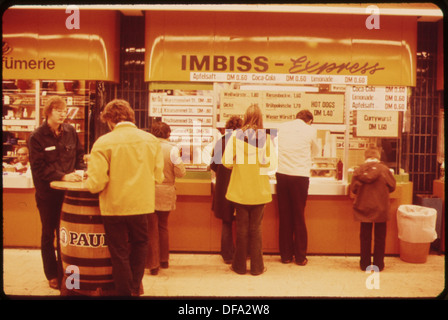 U-BAHNSTATIONEN SIND GESCHÄFTE UND RESTAURANTS SOWIE UNTERHALTUNG, DUSCHE UND WASCHRÄUME, TELEFON UND SCHLIEßFACH... 551888 Stockfoto