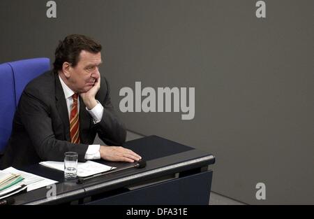 Bundeskanzler Gerhard Schröder nach seiner Regierungserklärung über Außenpolitik am 3. April 2003. Stockfoto