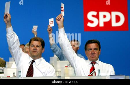 Bundeskanzlerin Gerhard Schröder (r) und SPD-Generalsekretär Olaf Scholz (l) Stimmen für die "Agenda 2010" auf dem besonderen SPD-Parteitag am 1. Juni 2003. Stockfoto