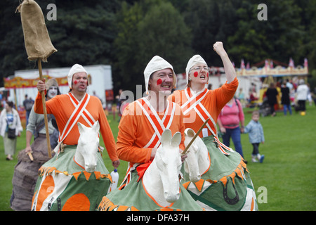 Die Brighton Kukeri (auch bekannt als Tipteers) führen Pferd spielen am Stanmer Park, während Apple Day, Brighton, East Sussex. Stockfoto