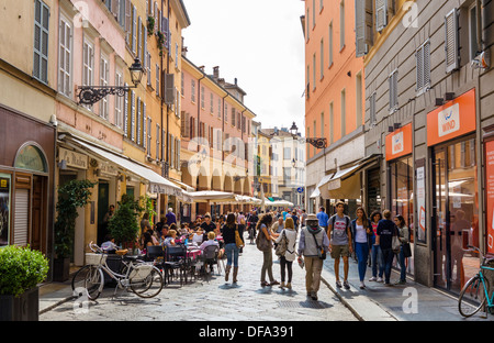 Geschäfte und Cafés an der Strada Farini im historischen Stadtzentrum, Parma, Emilia Romagna, Italien Stockfoto