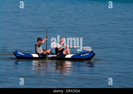 2 Männer In A Kajak auf dem Meer Kajak Stockfoto