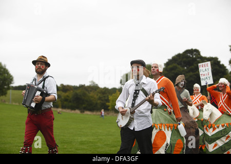 Die Brighton Kukeri (auch bekannt als Tipteers) führen Pferd spielen am Stanmer Park, während Apple Day, Brighton, East Sussex. Stockfoto
