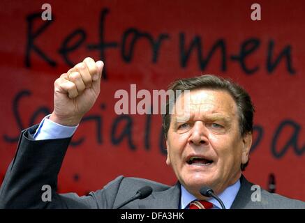 Bundeskanzler Gerhard Schröder auf der zentralen 1. Mai Rallye am 1. Mai 2003 in Neu-Anspach. Stockfoto