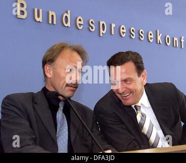 Chancellor Gerhard Schröder (r) und Minister der Wirtschaft Jürgen Trittin (l) reden miteinander zu Beginn der Bundespressekonferenz über die nukleare Zustimmung am 15. Juni 2000. Stockfoto