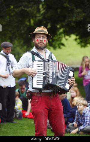 Die Brighton Kukeri (auch bekannt als Tipteers) führen Pferd spielen am Stanmer Park, während Apple Day, Brighton, East Sussex. Stockfoto