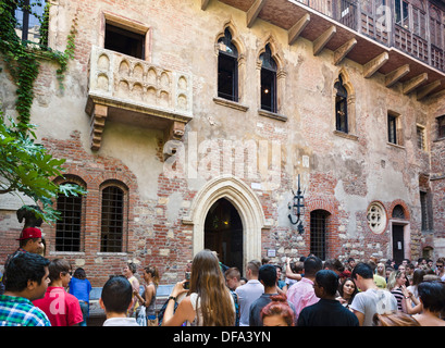 Massen von Touristen unter dem Balkon in der Casa di Giulietta (Julias Haus), Via Cappello, Verona, Veneto, Italien Stockfoto