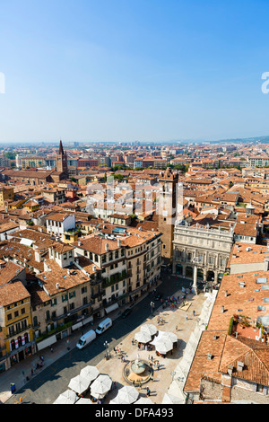 Blick über die Piazza Delle Erbe und die Dächer der Stadt von der Torre dei Lamberti, Verona, Veneto, Italien Stockfoto