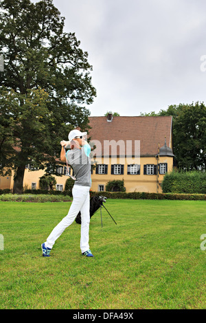 weibliche Golfer mit einem Golfschläger auf dem Golfplatz Stockfoto