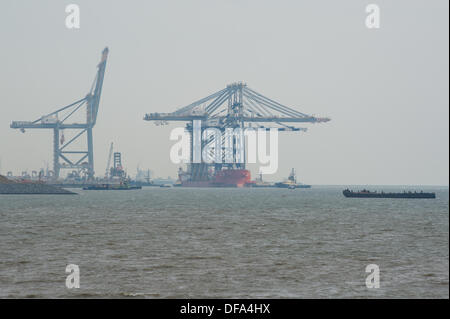 Thames Gateway, London, UK. 1. Oktober 2013, liefert das Schiff Zhen Hua 24 3 neue Krane bei Thames Gateway, DP World. Das Schiff die riesigen Kräne kam heute Morgen und ist Manouvred in Platz von drei Schleppern am neuen Hafen, der bald öffnen soll. Es werden die größten Schiffe der Welt behandeln können. Bildnachweis: Allsorts Stock Foto/Alamy Live-Nachrichten Stockfoto