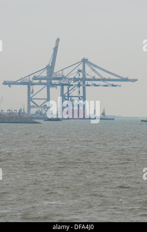 Thames Gateway, London, UK. 1. Oktober 2013, liefert das Schiff Zhen Hua 24 3 neue Krane bei Thames Gateway, DP World. Das Schiff die riesigen Kräne kam heute Morgen und ist Manouvred in Platz von drei Schleppern am neuen Hafen, der bald öffnen soll. Es werden die größten Schiffe der Welt behandeln können. Bildnachweis: Allsorts Stock Foto/Alamy Live-Nachrichten Stockfoto