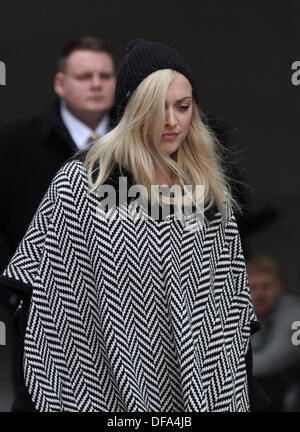 London, UK, 1. Oktober 2013. BBC Radio 1 Moderatorin Fearne Cotton gesehen verlassen den BBC-Studios in London © WFPA/Alamy Live neu Stockfoto