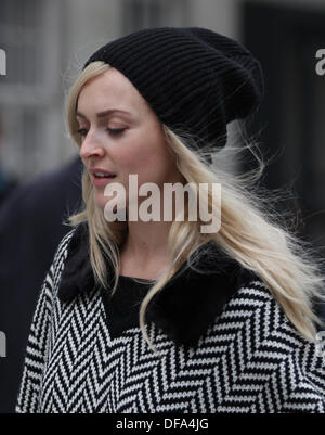 London, UK, 1. Oktober 2013. BBC Radio 1 Moderatorin Fearne Cotton gesehen verlassen den BBC-Studios in London © WFPA/Alamy Live neu Stockfoto