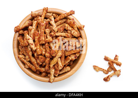 Eine Schüssel mit herzhaften Party Snacks auf einem weißen Hintergrund. Stockfoto