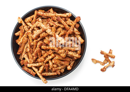 Eine Schüssel mit herzhaften Party Snacks auf einem weißen Hintergrund. Stockfoto