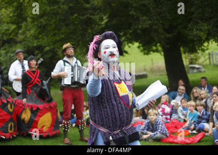 Die Brighton Kukeri (auch bekannt als Tipteers) führen Pferd spielen am Stanmer Park, während Apple Day, Brighton, East Sussex. Stockfoto
