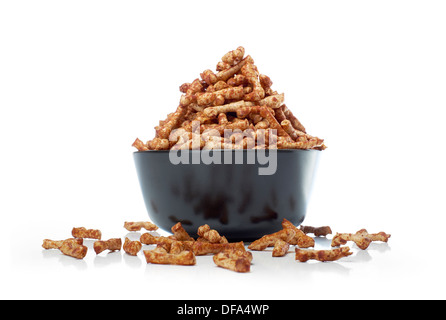 Eine Schüssel mit herzhaften Party Snacks auf einem weißen Hintergrund. Stockfoto