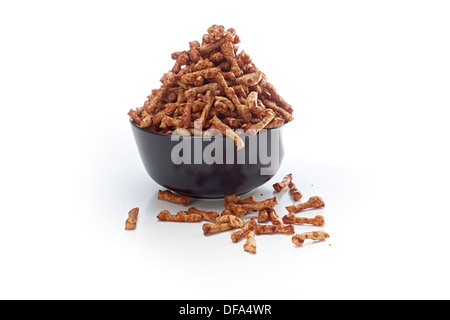 Eine Schüssel mit herzhaften Party Snacks auf einem weißen Hintergrund. Stockfoto