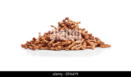 Eine Schüssel mit herzhaften Party Snacks auf einem weißen Hintergrund. Stockfoto